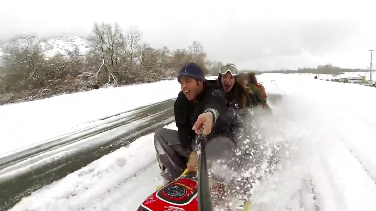 Истинска Снежна Забава - Extreme Road Tubing..