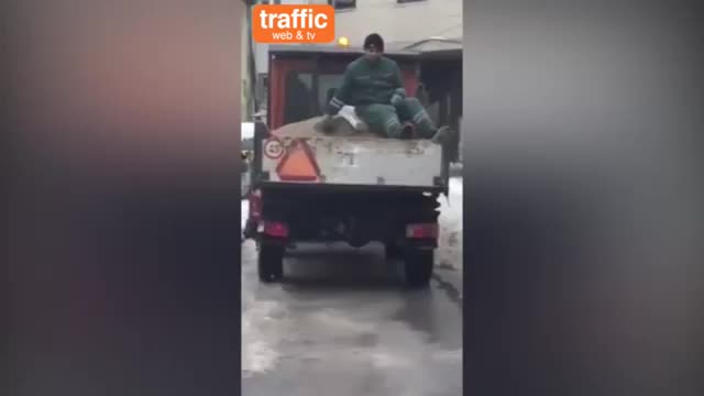 Как се опесъчава по български или Бай Ганьо се бори с леда-trafficnews Tv