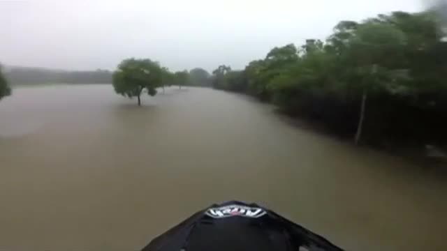 Да караш джет и уейкборд след наводнение (ВИДЕО)
