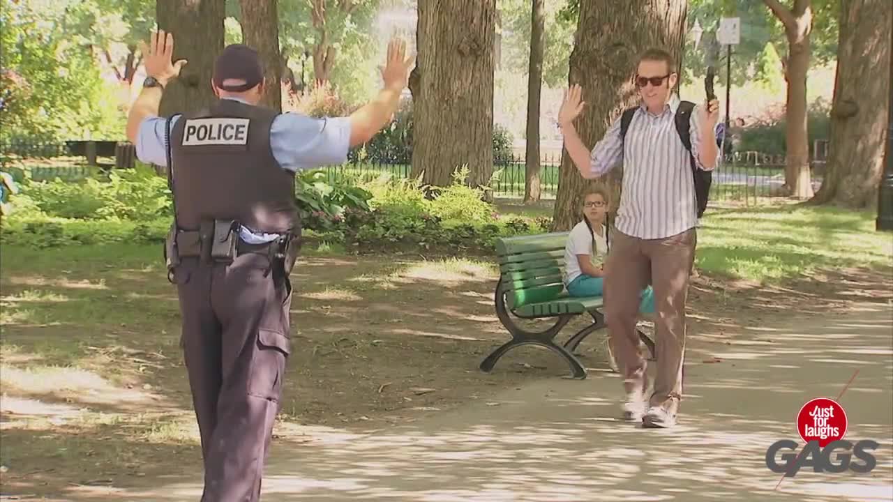 Скрита камера ! Полицай си изпуска оръжието...