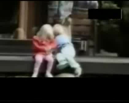 Смях!!Малко Дете Казва Jackass И Се Радва!!:D
