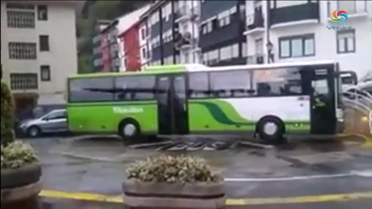 Зрелищна автобусна паркинг маневра .