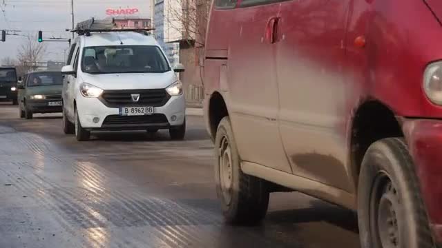 Пътната настилка край ж.п. гарата във Варна пропада (ВИДЕО)