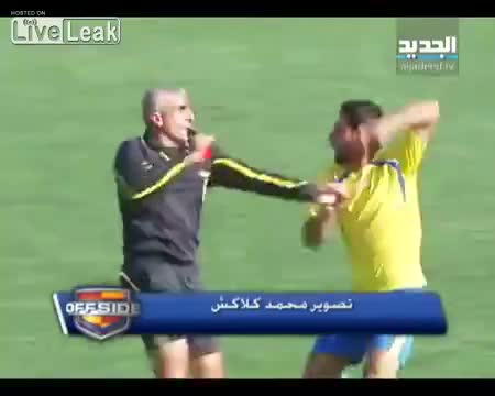 Смях! Съдия по фитбол преследван и ритан от един играч
