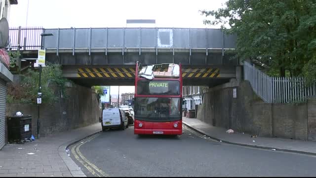 Двуетажен автобус удари мост в Лондон, множество ранени