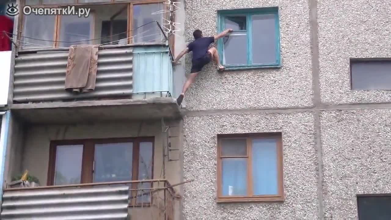 Руснак влиза в апартамента на третия етаж със стил