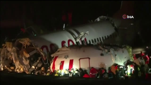 Самолет излезе от пистата и се разцепи на три части в Турция