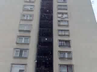 Огромна Снежна Топка Пада От 14я Етаж