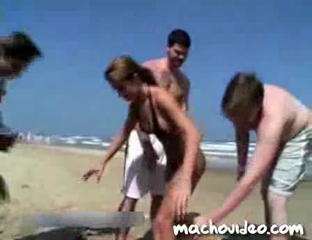 Секси Мадама На Плажа