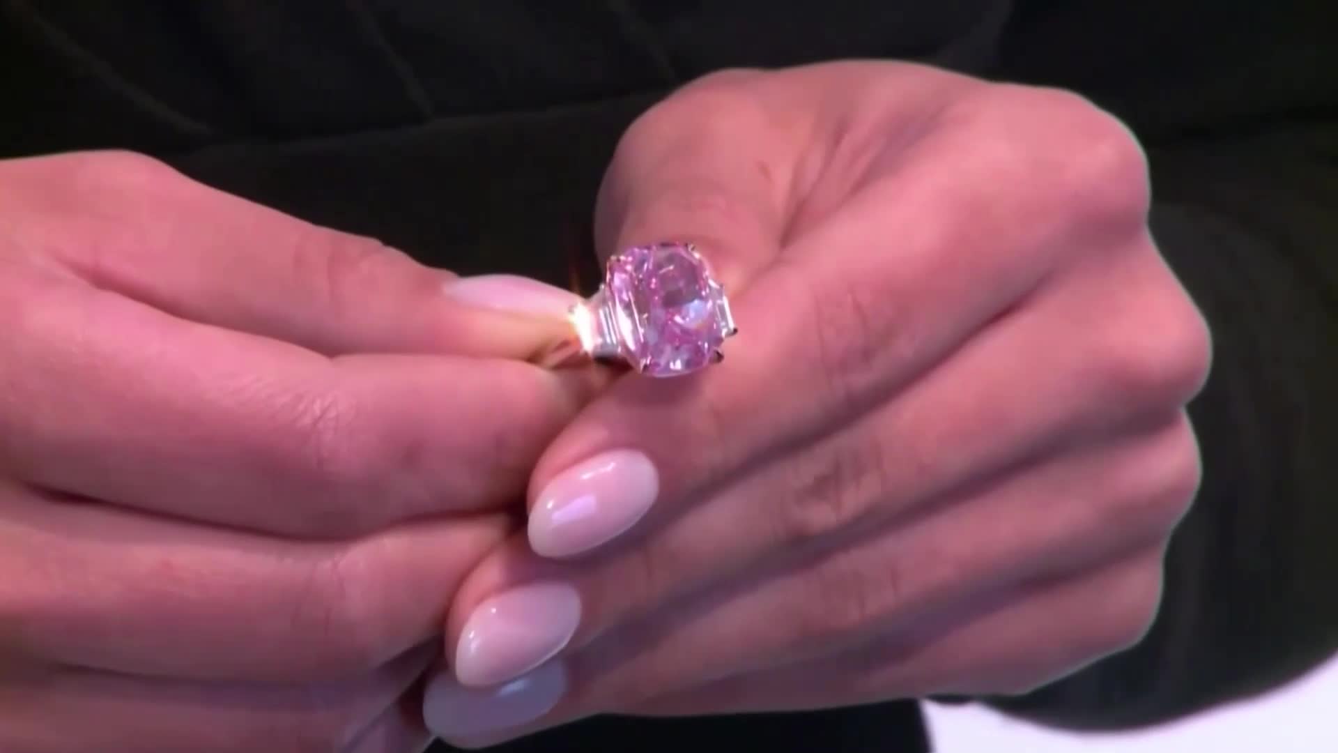 Розов диамант с рекорд за най-висока цена на карат