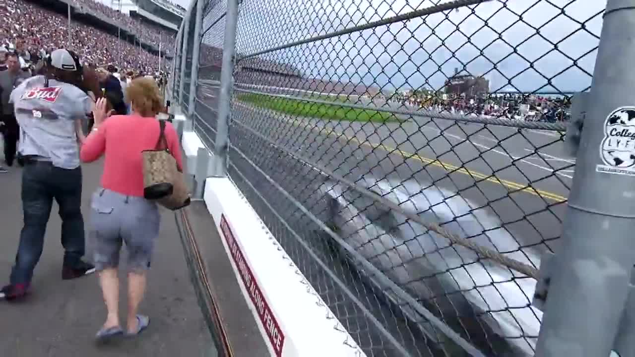 Ето защо не трябва да снимате от близо Nascar състезание