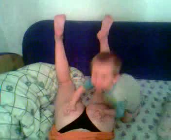 Дете си играе на барабанче 