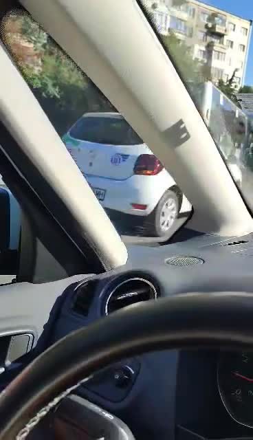 Автобус на градския транспорт в София се заби в оградата на пътя