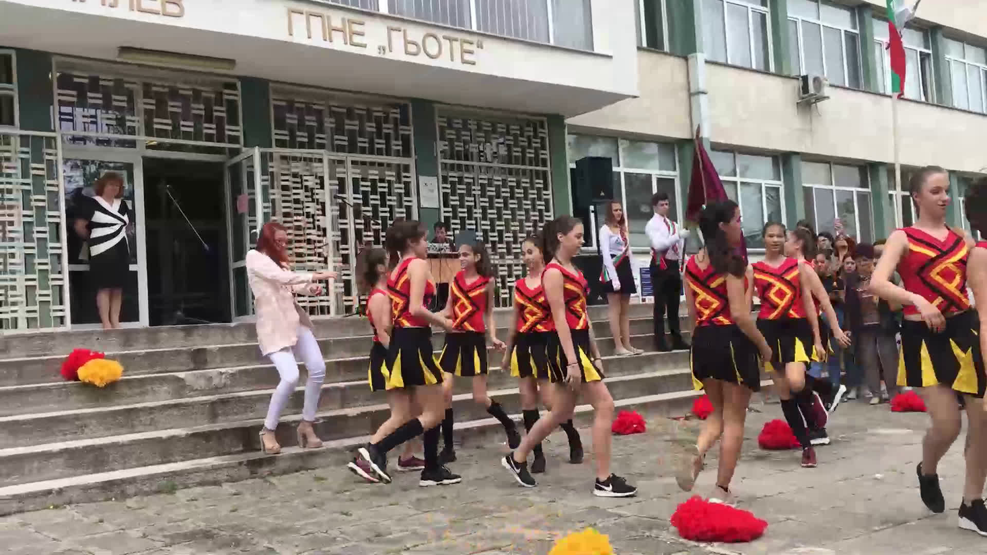 Последен мажоретен танц за абитуриентки от Немската гимназия в Бургас
