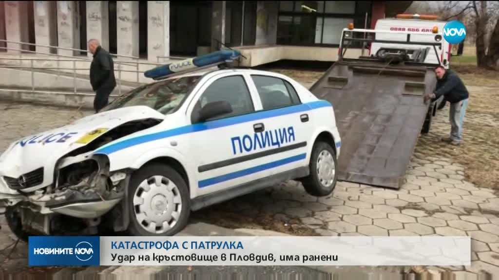 Патрулка се заби в дърво след катастрофа в Пловдив