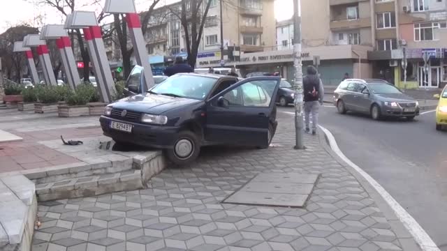 Кола качи на тротоара, по чудо няма пострадали