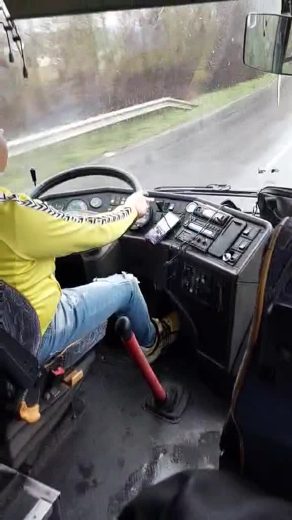 Див селянин шофира автобус