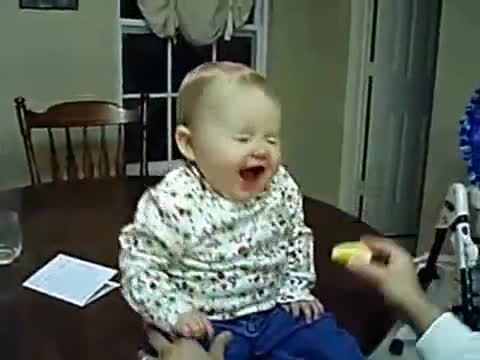 Бебе яде лимон ! смях ! ;д 