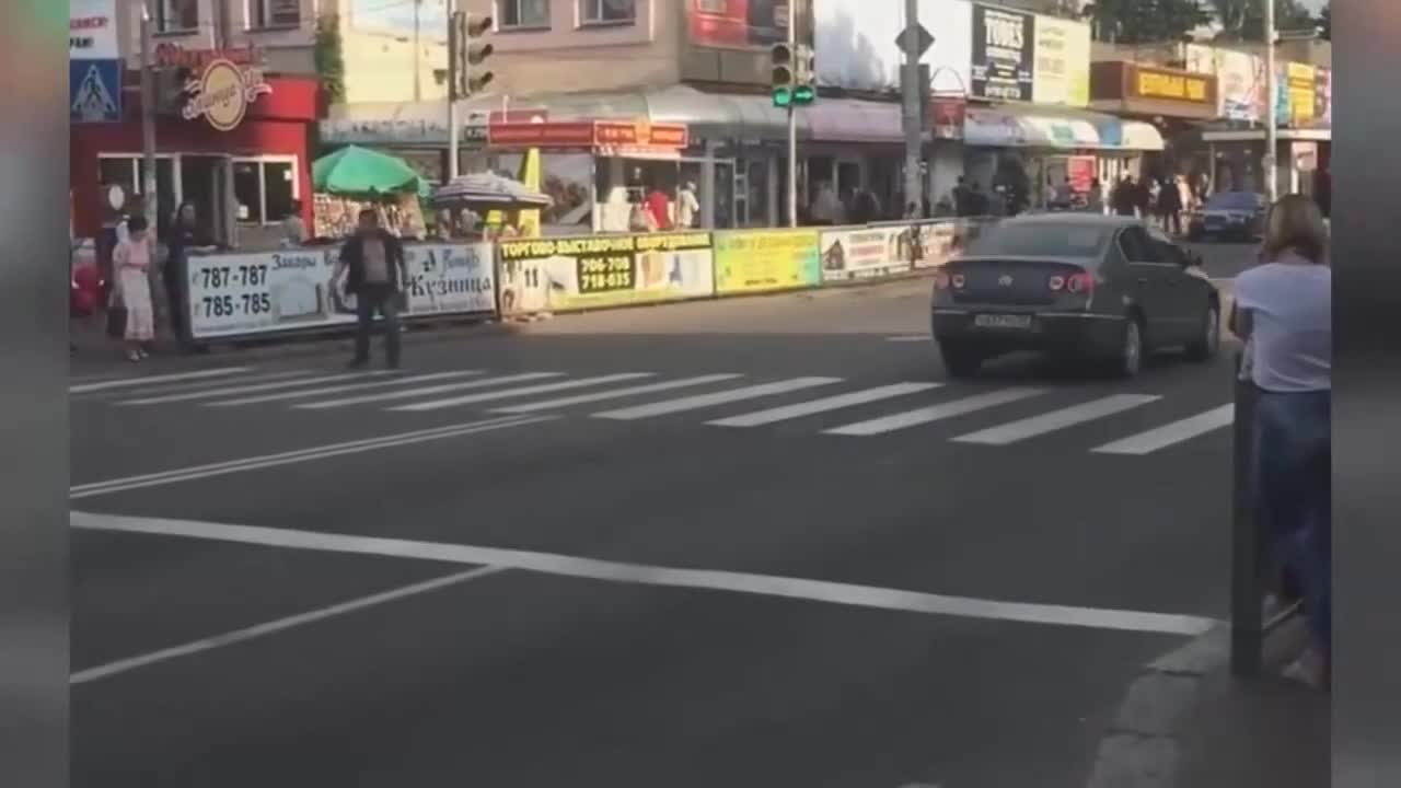 Пияница се прави на регулировчик .