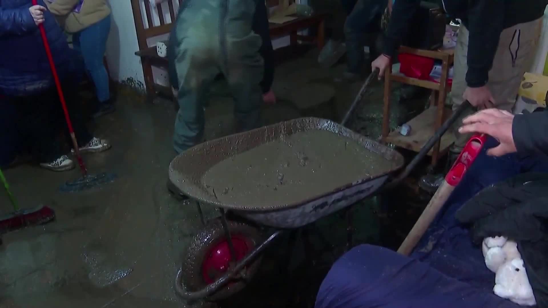 Опасното време в Чили взе две жертви (ВИДЕО)