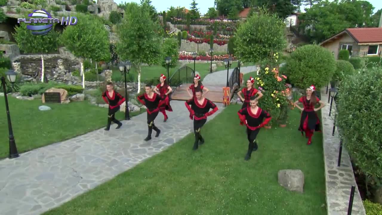 Сестри Диневи - Мома звездица, 2017