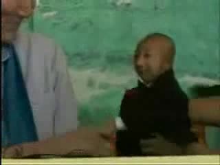 Най - Малкият Човек Се Среща С Най - Големият