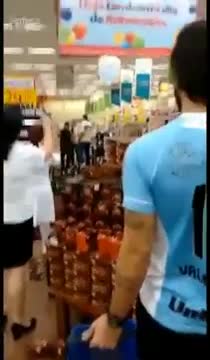 Нервно момиче в магазин край щанда за вино
