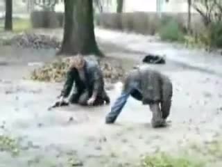 Двама пияници се опитват да се збият 
