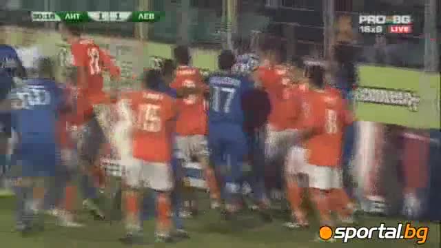 Бой между играчите на Левски и Литекс 25.10.2010 