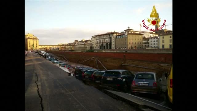 Дупка погълна 20 коли във Флоренция