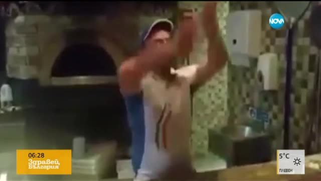 Жонглиране с тесто за пица