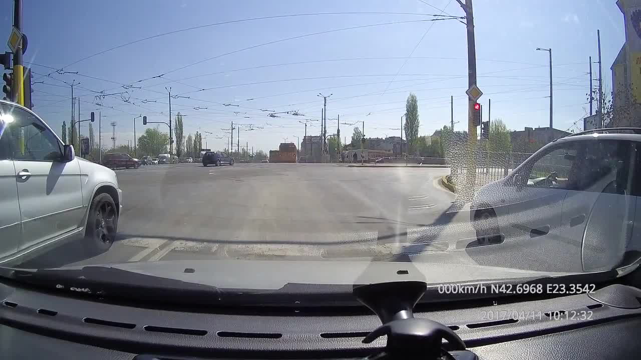 На червено