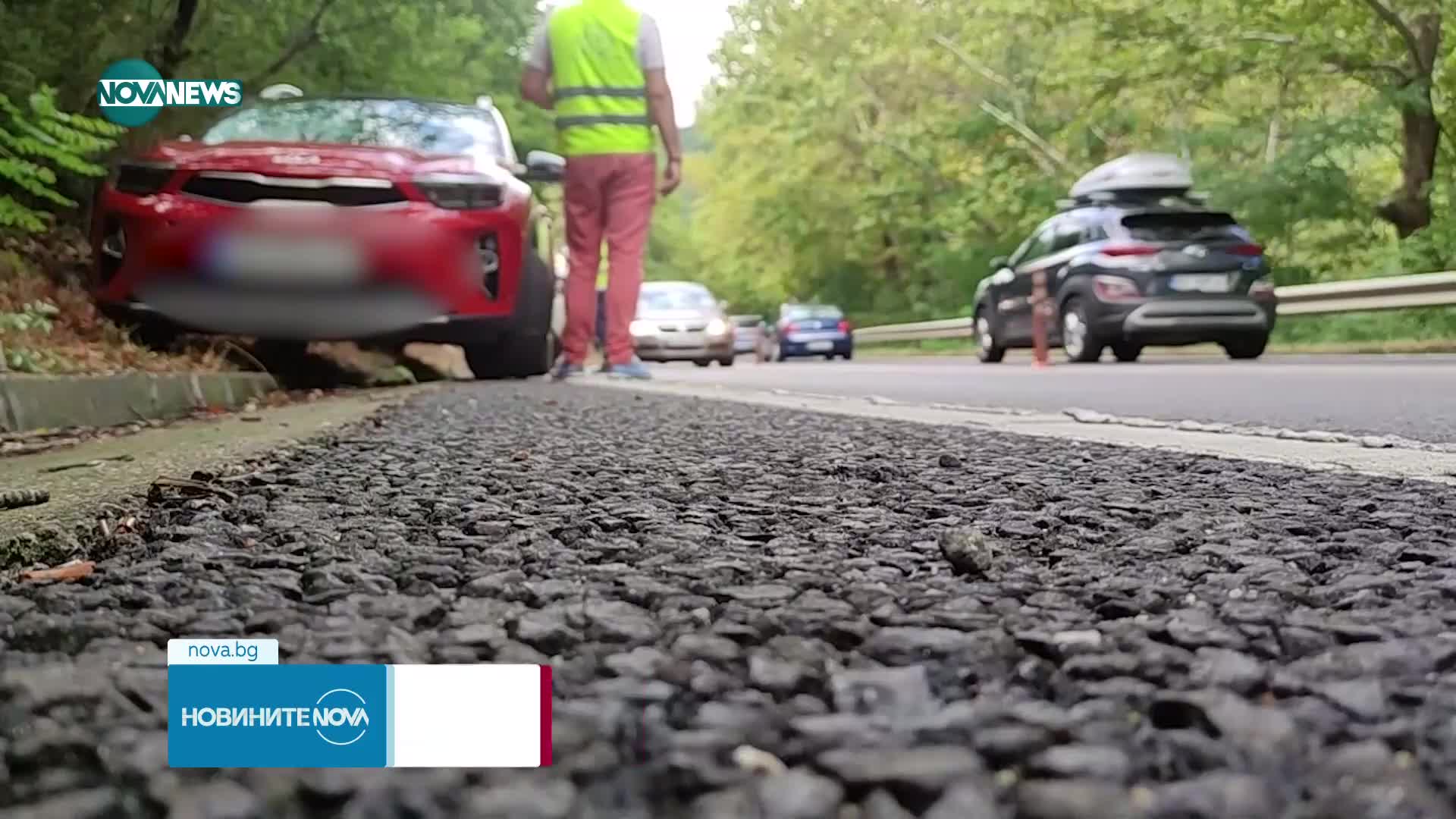 Жена пострада, след като 10-килограмов камък удари колата ѝ край Кресна