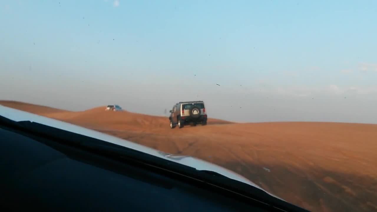 Лудо каране на сафари в пустинята в Дубай