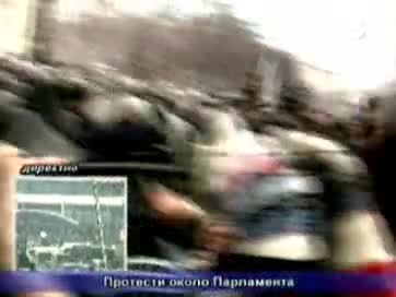 Уникални кадри - Бой м-у полиция и протестиращи пред НС 14.01