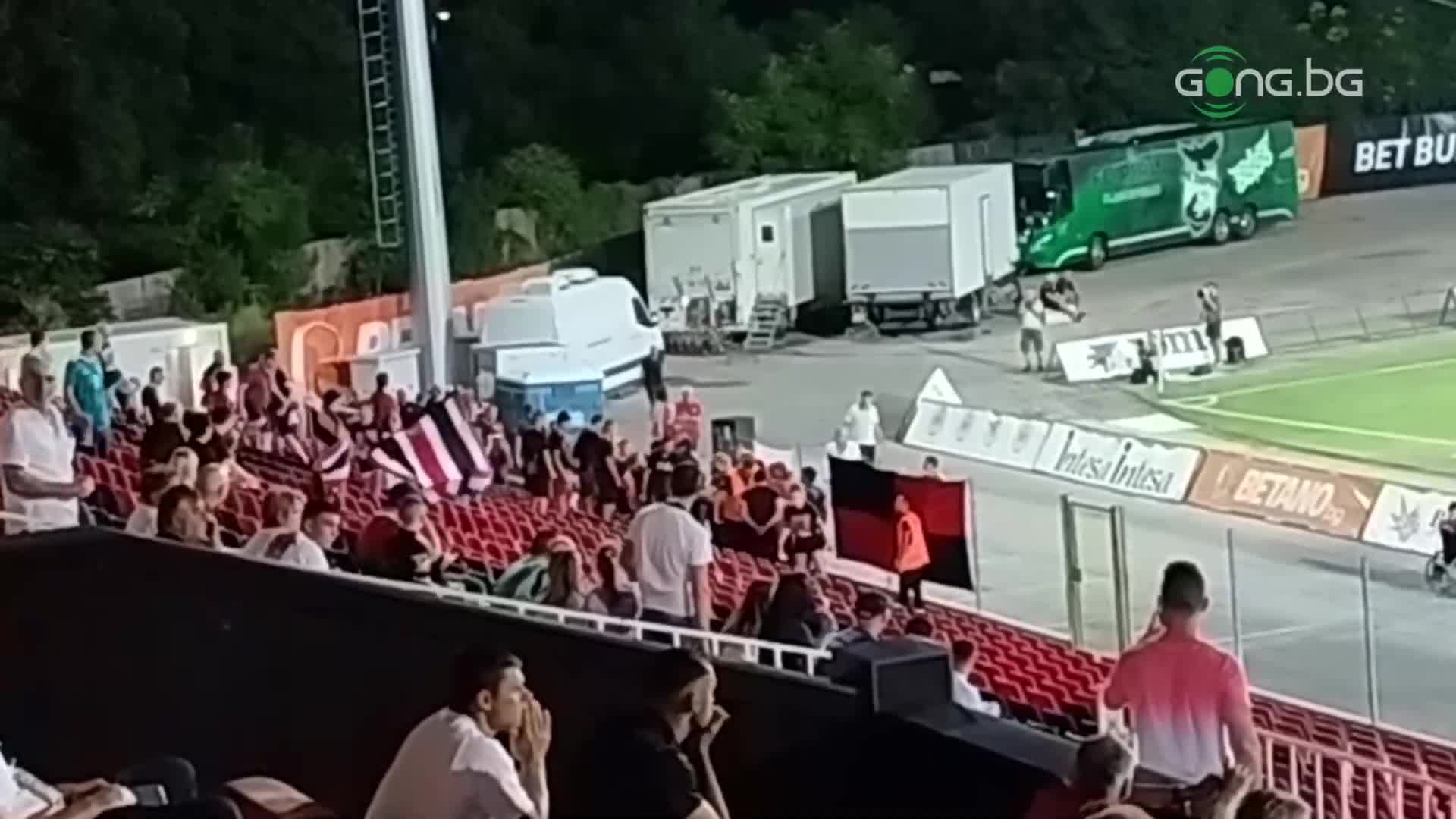 Напрежение и размяна на удари между фенове на Локо София