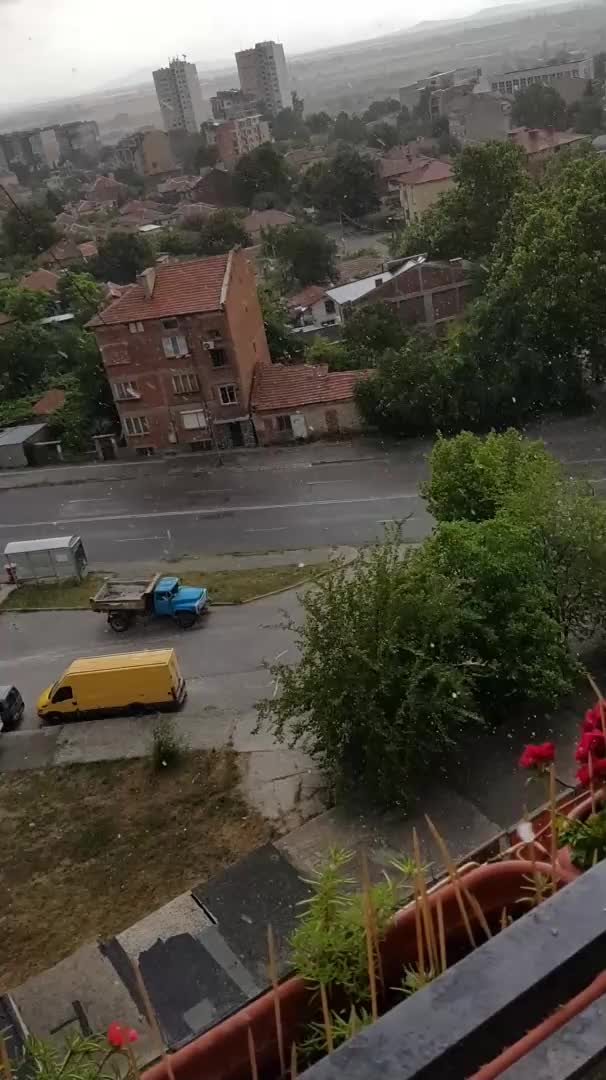 Силна буря с градушка над Ямбол