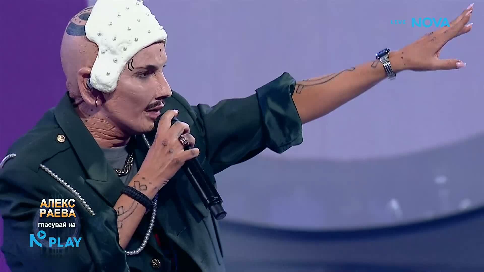 Алекс Раева като Иво Димчев - „Баница” | Като две капки вода