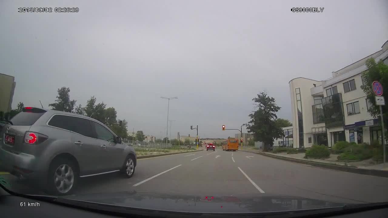 Автобус на градския транспорт минава на червено