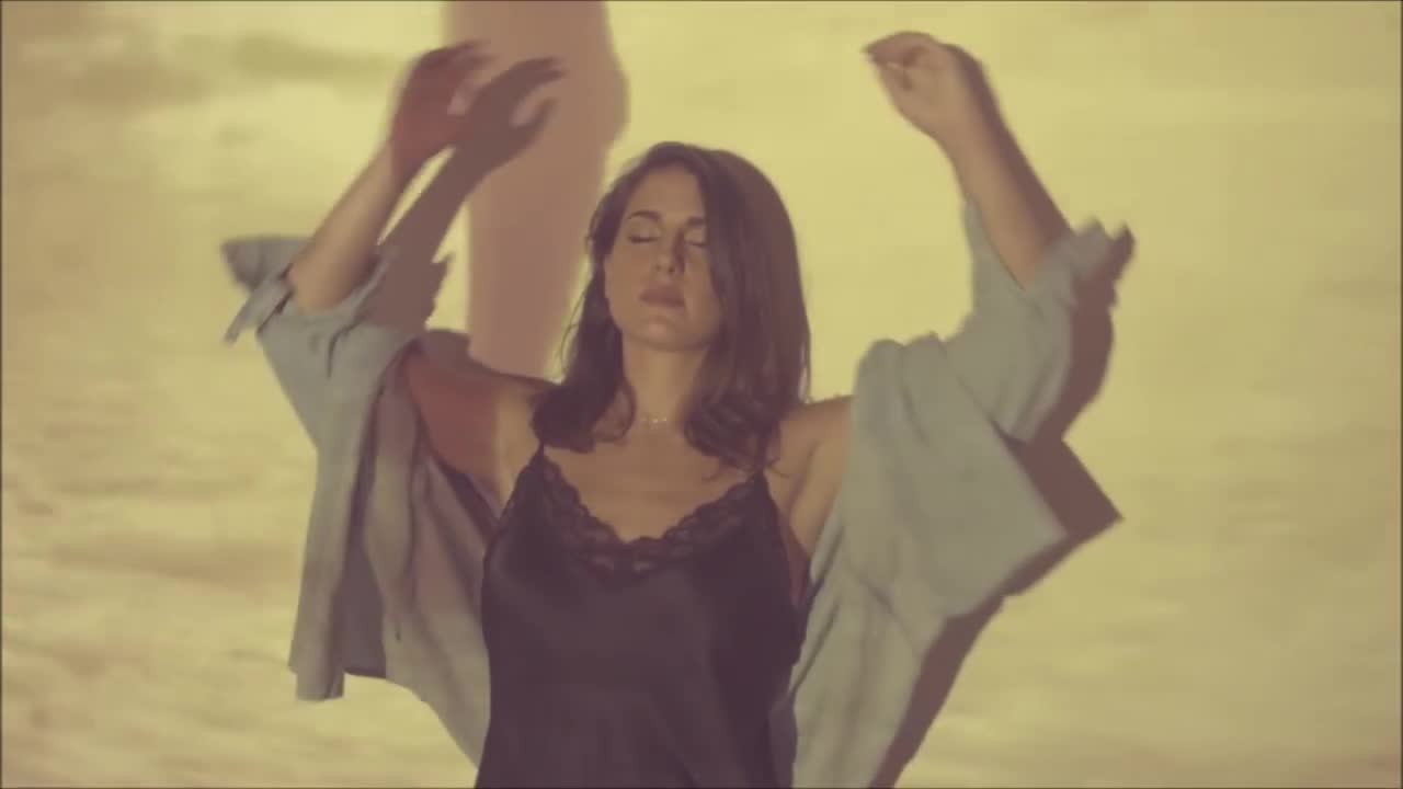 Pavlina Voulagaraki - Ela Ligo Pio Konta _ Official Video Clip