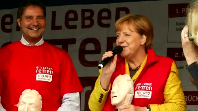 Меркел реанимира кукли преди решаващия вот (ВИДЕО)