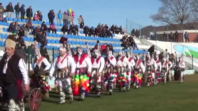 Над 3000 кукери дефилират цял ден в Симитли