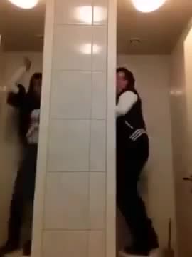 Тъпи момичета правят чудеса в кенефа. Смях!