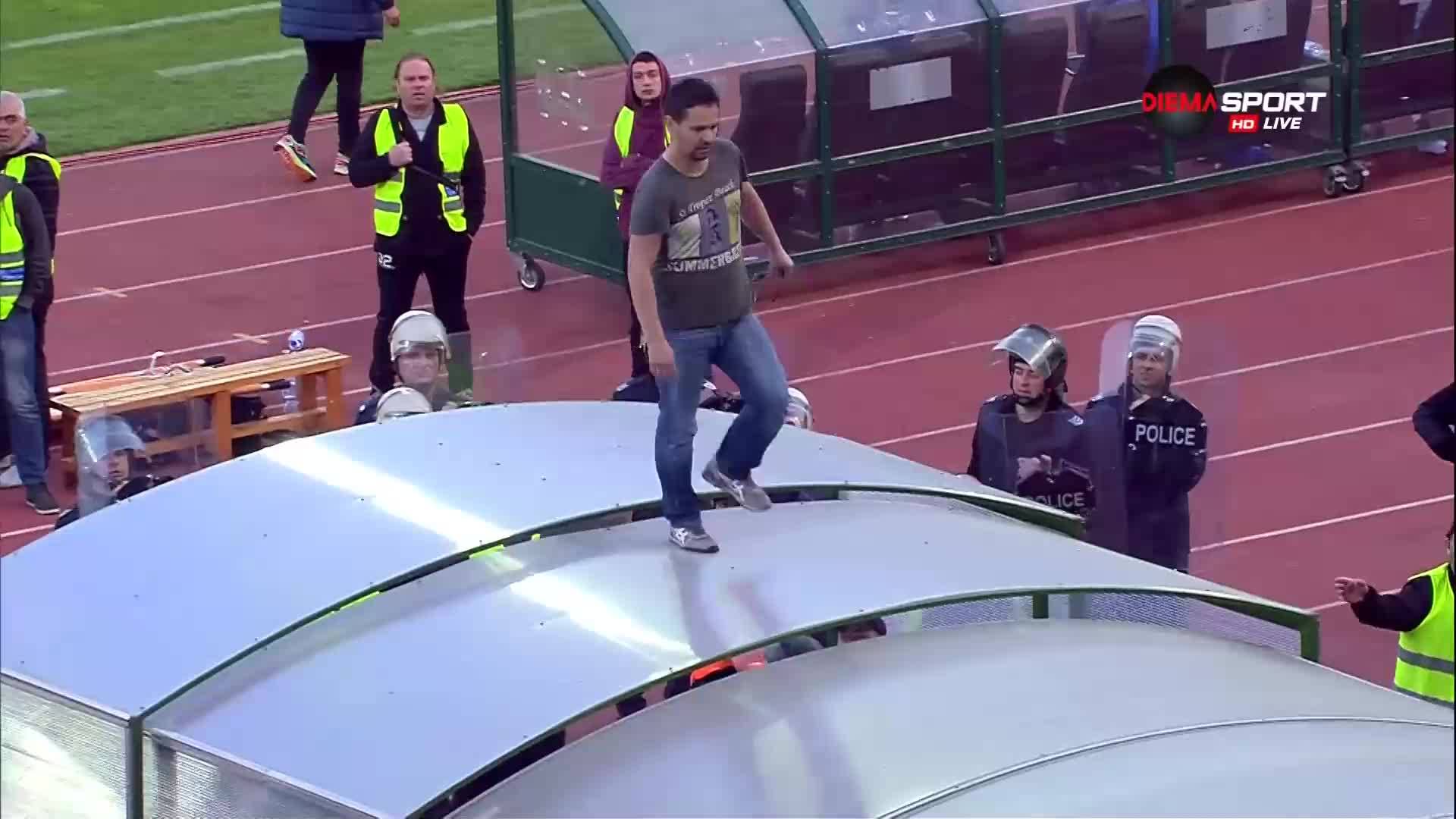 Фен на ЦСКА се разходи по тунела на "Васил Левски"