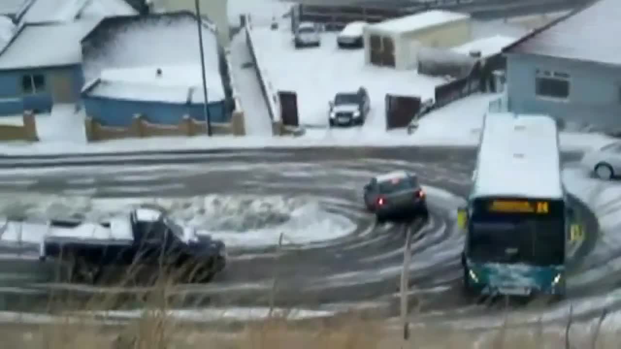 Маневрите на най-добрия британски шофьор на автобус