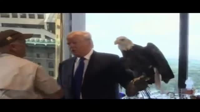Доналд Тръмп се бори с непослушен орел (ВИДЕО)
