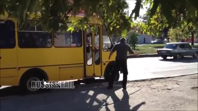 Пиян Руснак Vs. автобус !