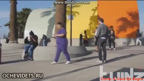 Какво има в чантата на един разсеян травестит?