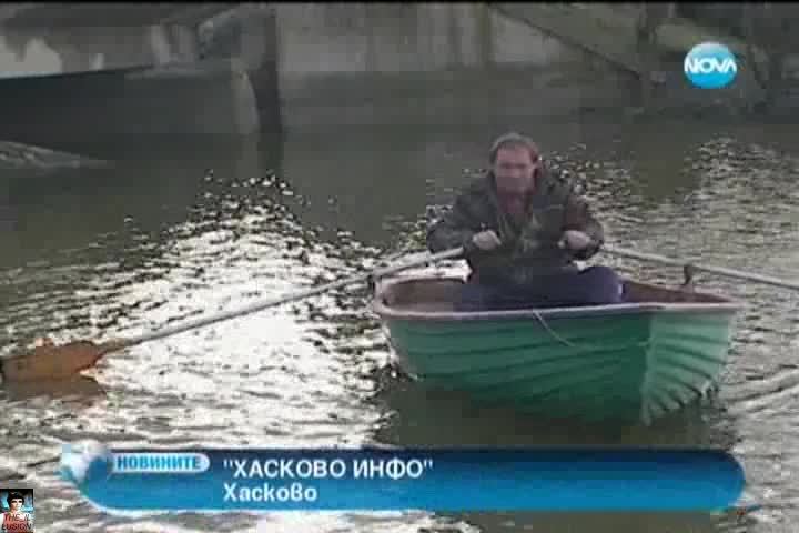 За храна с лодка заради разрушен мост от наводнение