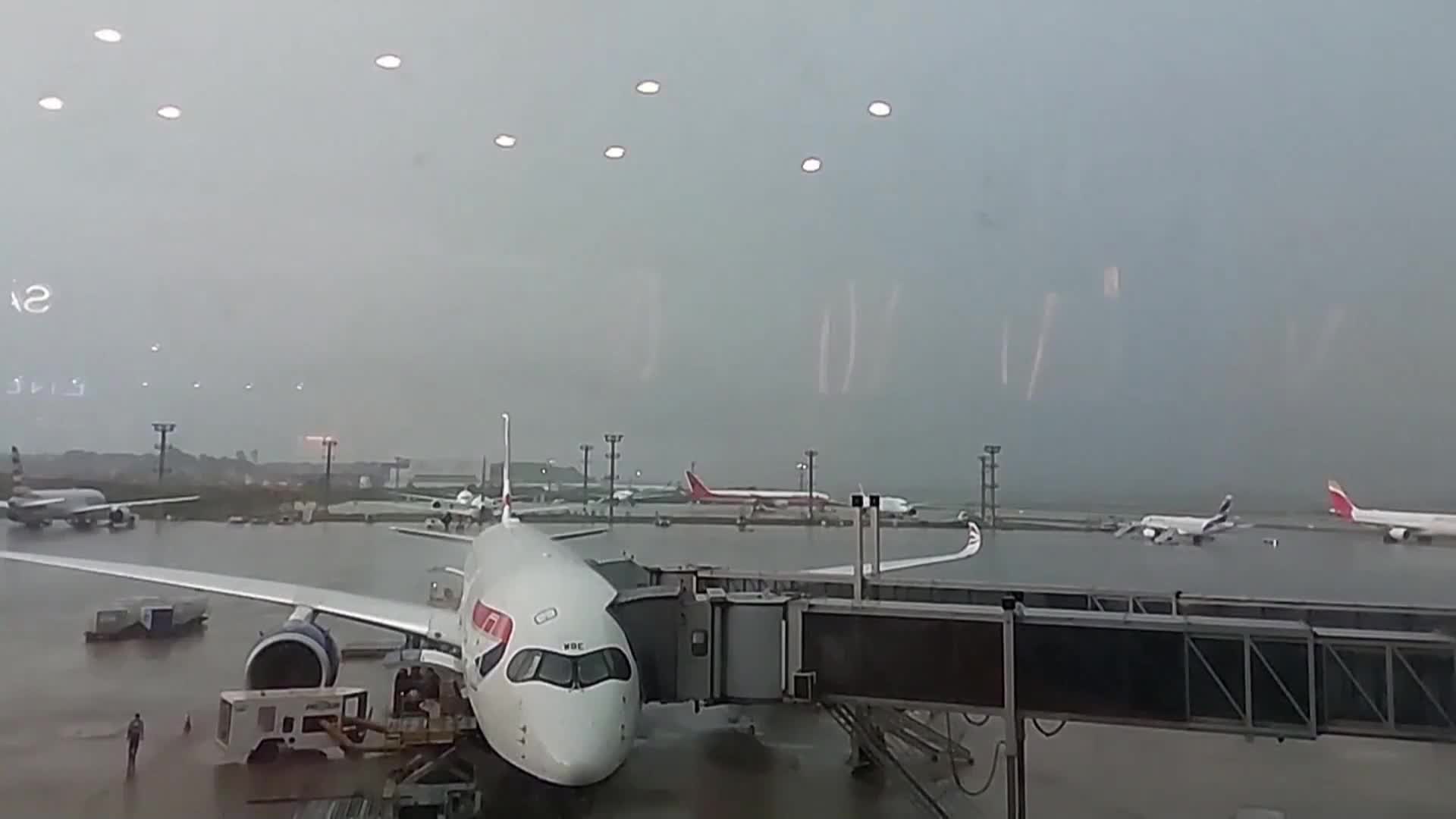 Вижте момента, в който мълния удря паркиран самолет (ВИДЕО)